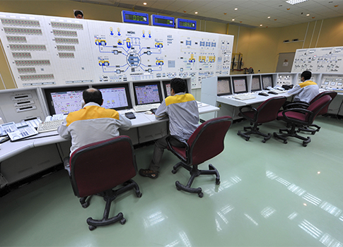 Técnicos iraníes trabajan en la planta nuclear de Bushehr en Irán / AP