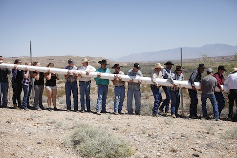 Cliven Bundy supporters raise a banner during a rally / AP