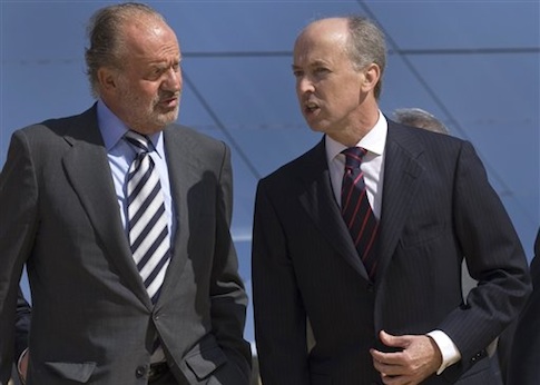 Spain's King Juan Carlos talks to Abengoa Chairman Felipe Benjumea / AP