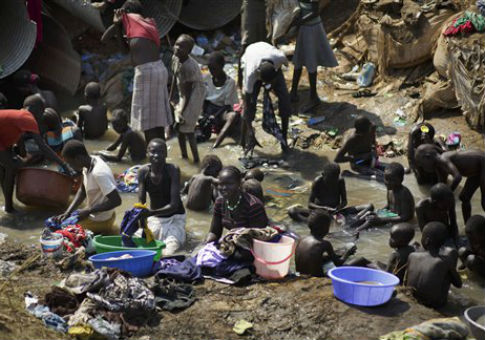 Families displaced by fighting in South Sudan / AP