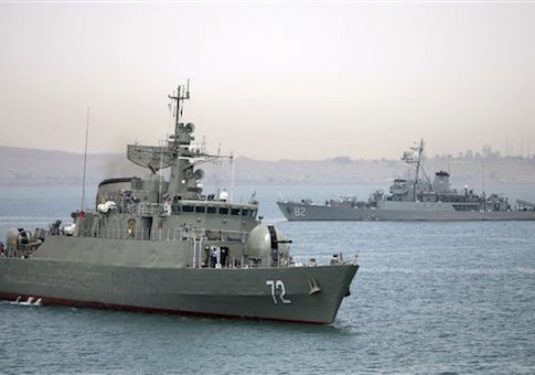 Nesta fotografia tirada na terça-feira, 7 de abril, 2015, e divulgado pela Agência semi-oficial de notícias Fars, navio de guerra iraniano Alborz, em primeiro plano, se prepara antes de deixar as águas do Irã