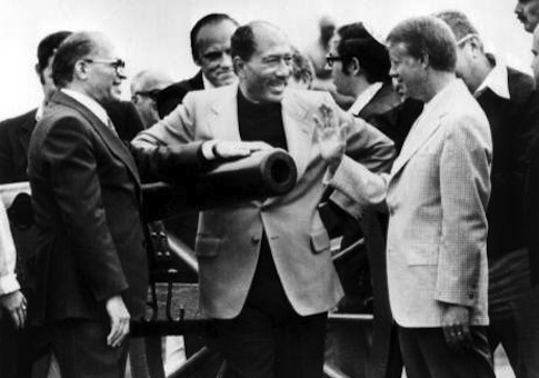 Egyptian President Anwar Sadat, center, leans on the barrel of a cannon as he talks with Israeli Prime Minister Menachem Begin, left, and President Carter during a tour of the Gettysburg Batterfield