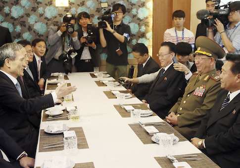 South Korea's national security adviser Kim Kwan-Jin (L) talks with Hwang Pyong So (2nd R), director of the North Korean army's General Political Bureau, Choe Ryong Hae (R), a secretary of the central committee of the Workers' Party of North Korea and Kim Yang Gon (3rd R), director of the United Front Department of the ruling Workers' Party of North Korea, during a luncheon meeting in Incheon October 4