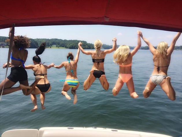 Panthers cheerleaders jumping of a boat / @PanthersTopCats
