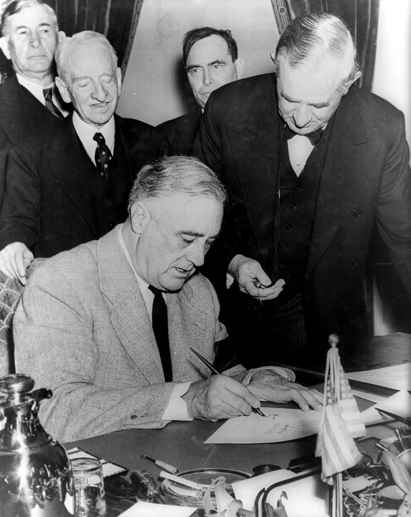Franklin_Roosevelt_signing_declaration_of_war_against_Germany