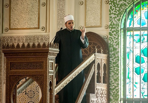 A Muslim cleric speaks at the Grand Mosque in Brussels on March 25, 2016 / Getty Images